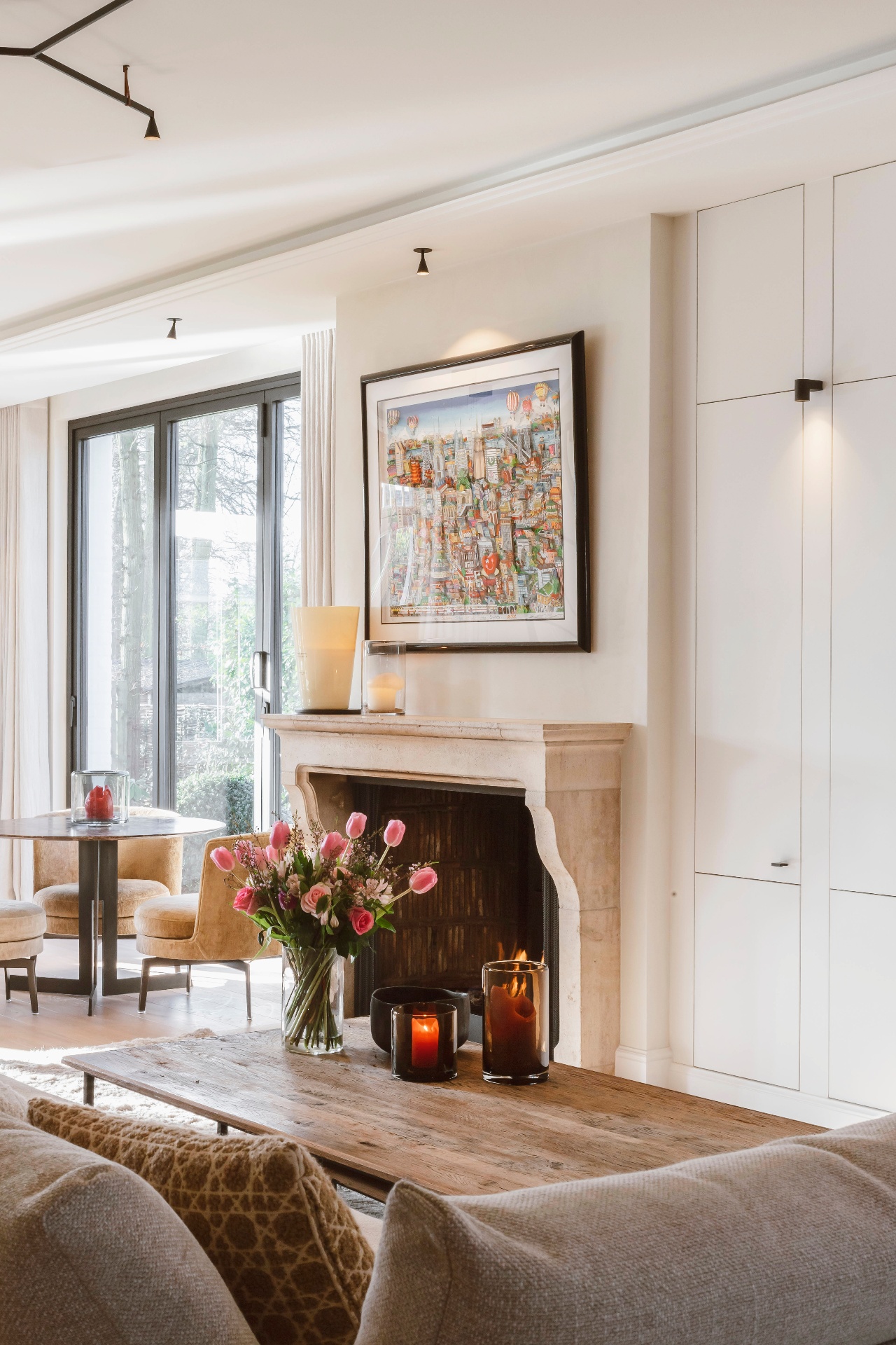 Stijlvolle woonkamer met maatwerk schilderwerken door WePaint