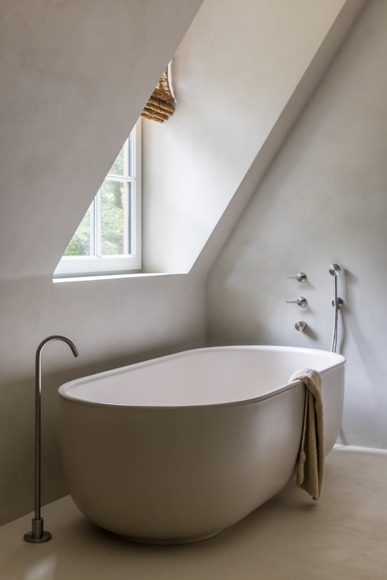 Badkamer met stucco wandafwerking in warm beige